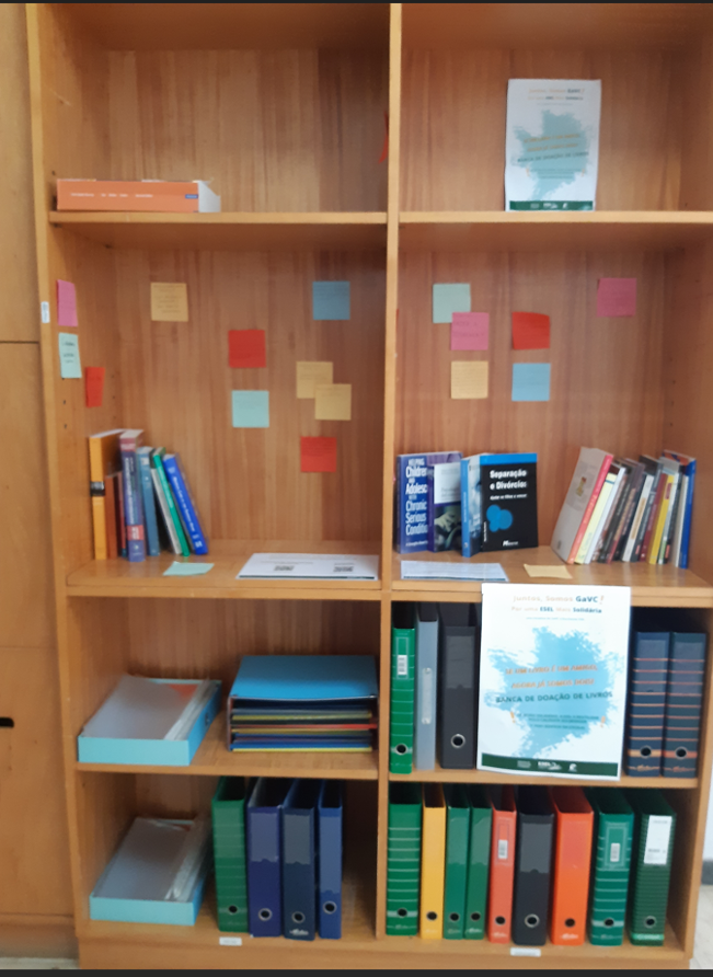 fotografia de estante com livros