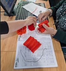 fotografia de cravo feito de papel