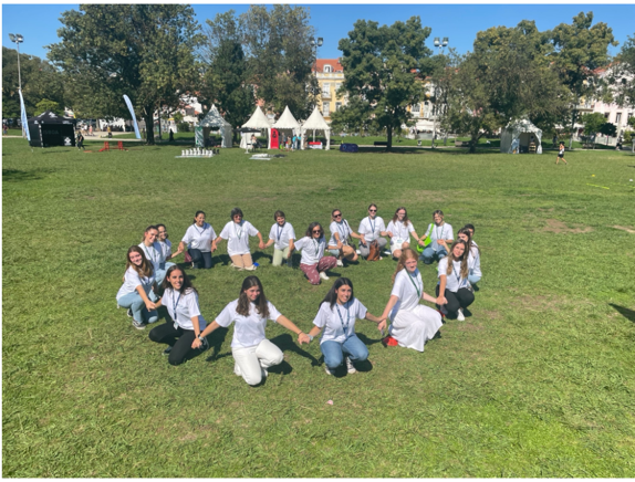 fotografia de alunos a representar coração humano