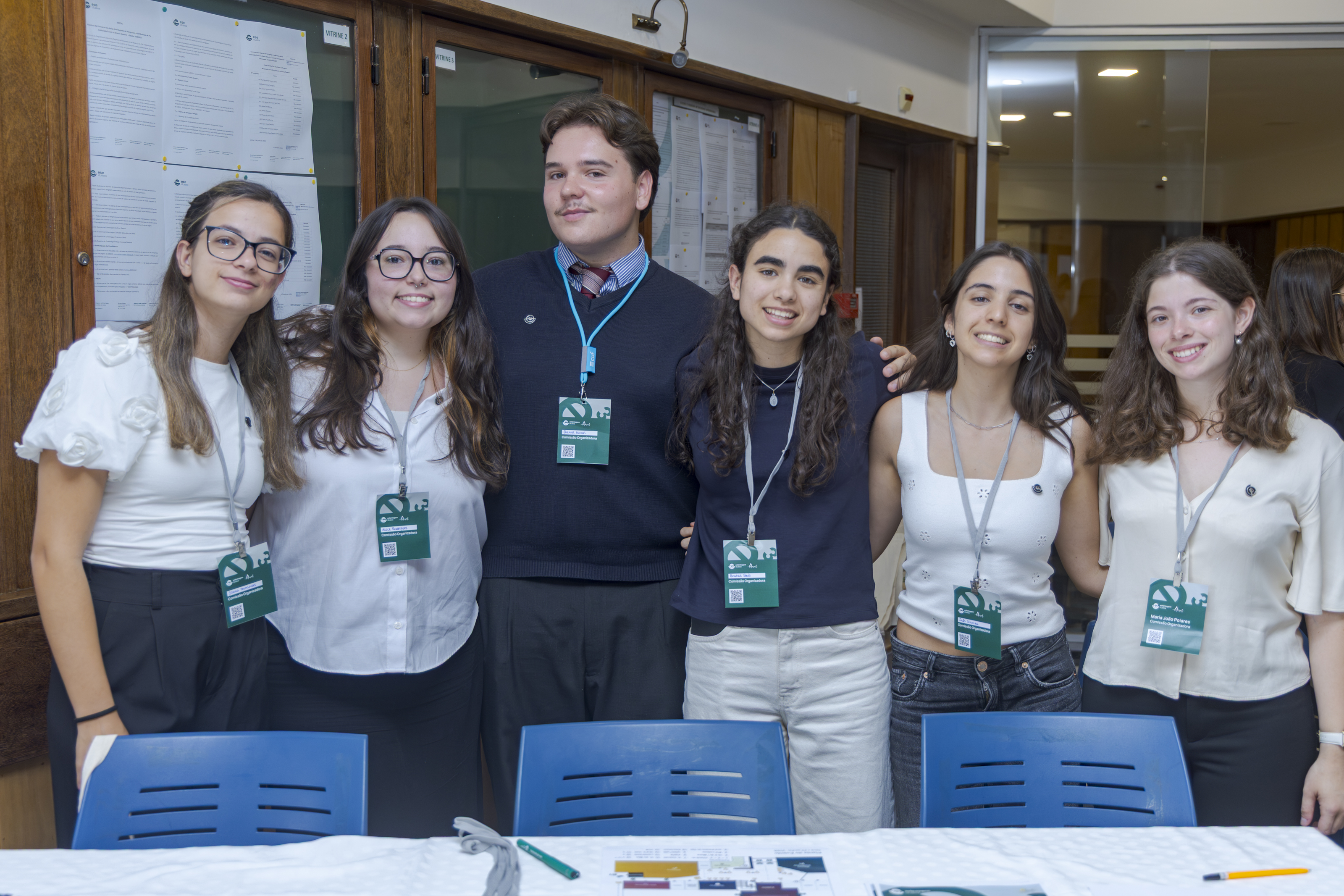 Grupo de estudantes abraçados